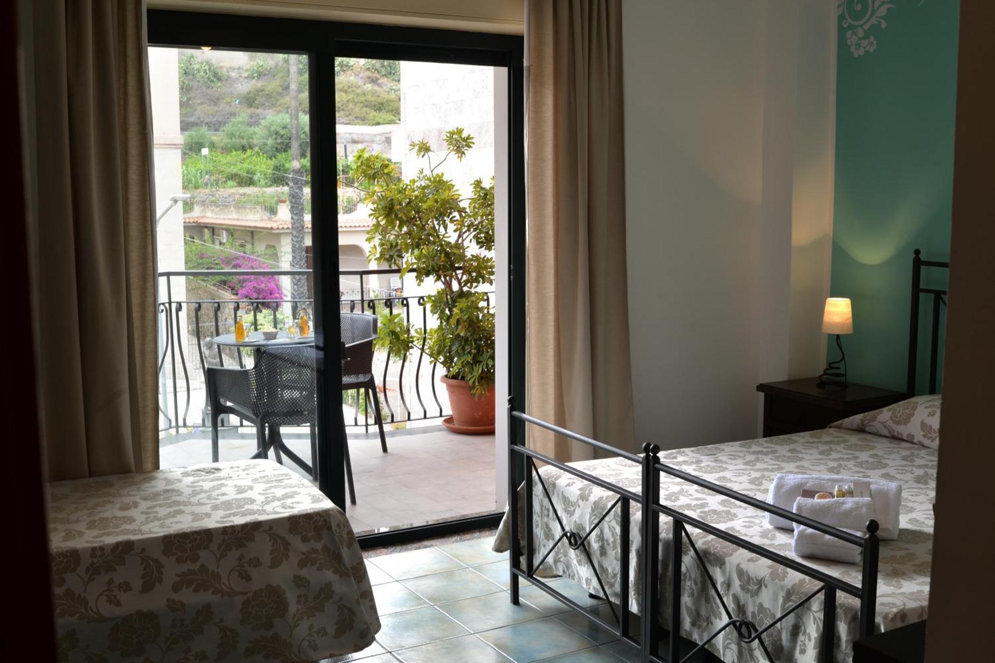 Hotel Donna Rosa SantʼAlessio Siculo Buitenkant foto